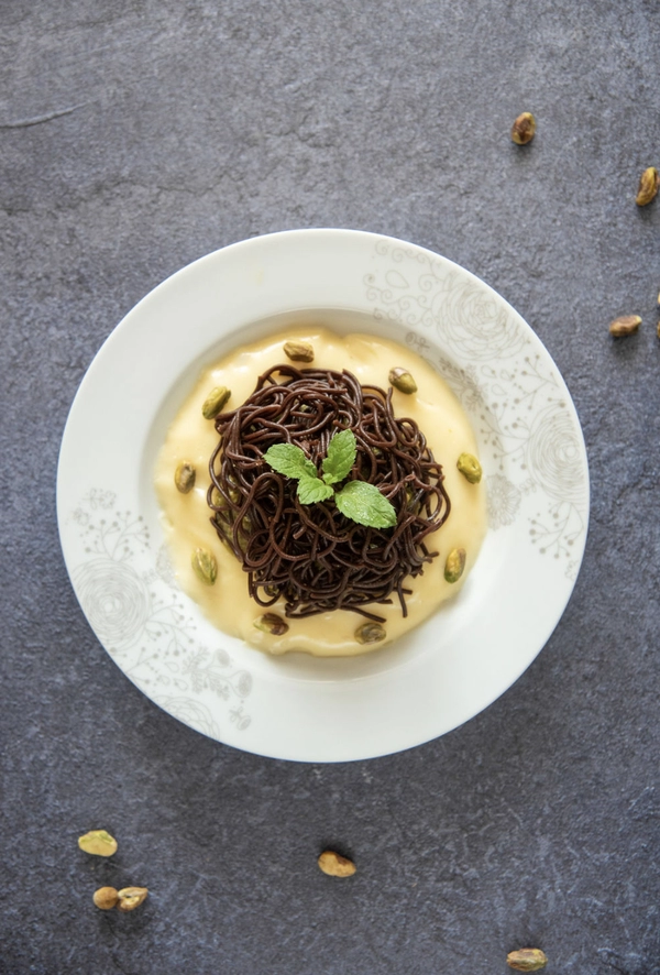 cokoladni spageti z vanilijevo omako in kremo iz pistacije